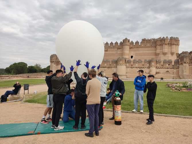 Siete institutos públicos de Educación Secundaria de la región han participado en este proyecto. El experimento se realizó en el Castillo de Coca (Segovia) y se logró alcanzar el doble de altura que un avión comercial.