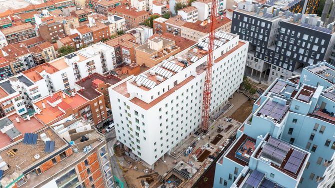 La Empresa Municipal de la Vivienda y Suelo de Madrid (EMVS) cuenta con 12 promociones en Puente de Vallecas, que suponen 1.200 pisos en régimen de alquiler asequible.