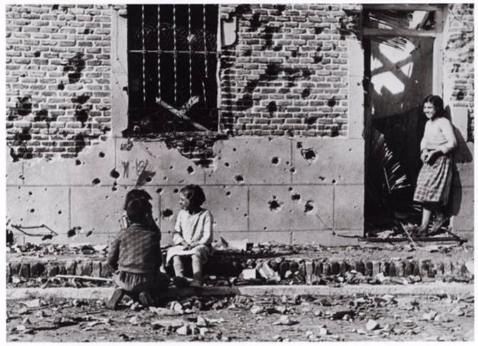 La calle Peironcely número 10, convertida en un icono de la Guerra Civil porque fue fotografiada por Robert Capa Fotografía de la Calle Peironcely 10, icono de la guerra civil, por Robert Capa.