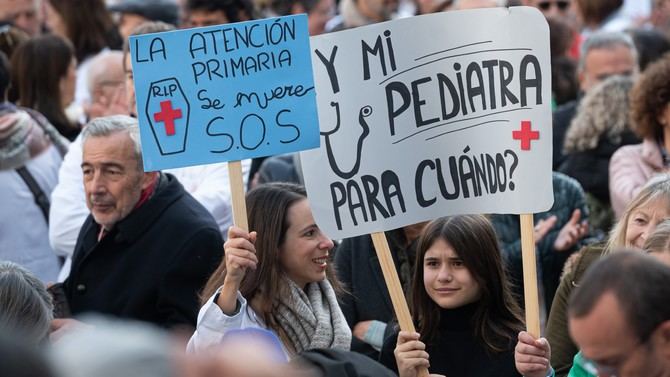 Las asociaciones vecinales convocantes de la protesta han recordado que los hospitales 'están saturados por una situación generalizada en la Comunidad de Madrid', con 250.000 menores sin pediatra asignado, 'más que la suma de los que hay en el resto del país'.