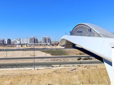 El Puente de la Concordia tiene una anchura de 25 metros y una longitud total de 214 metros, de los que 162, los que discurren por encima de la M-12, no tienen apoyo alguno.