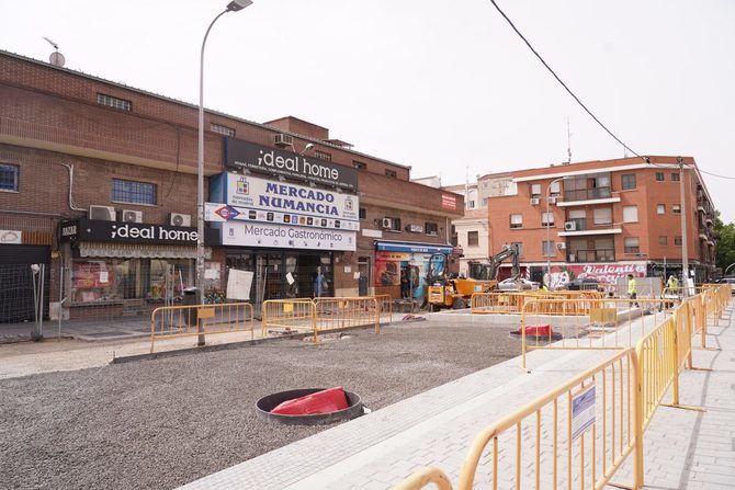 El proyecto contempla la peatonalización del frente del mercado en la calle de Josefa Díaz y de su lateral correspondiente a la calle de Castalia de Vallecas. Los trabajos también incluyen la reforma integral del parque ubicado junto a la calle del Pico de la Maliciosa.