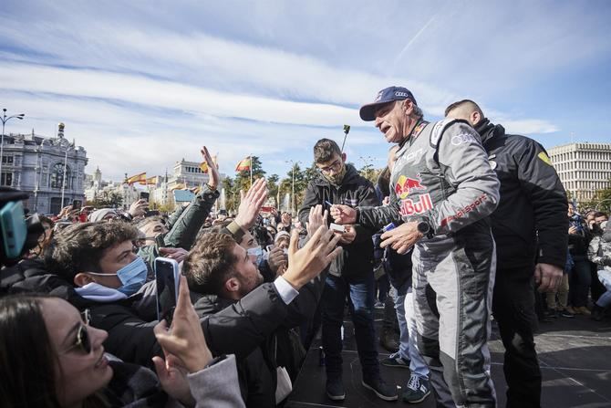 el piloto madrileño ha ofrecido un gran espectáculo en el Paseo de Recoletos y los límites del circuito entre la plaza de Cibeles y la de Colón se han llenado de aficionados.