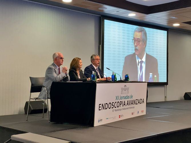 De izquierda a derecha, el Dr. Carlos Dolz, presidente de la Sociedad Española de Endoscopia Digestiva (SEED); la Dra. Raquel Neira Zúñiga, gerente del complejo hospitalario Ruber Juan Bravo y el Dr. Sarbelio Rodríguez.