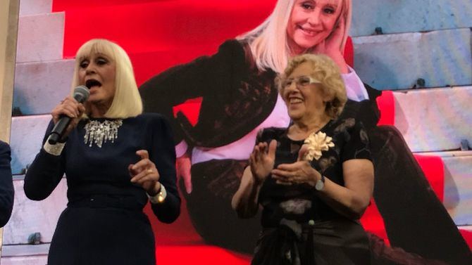 Raffaella Carrà fue premiada como Icono Gay Mundial y reina del Orgullo en el World Pride celebrado en Madrid en 2017. En la imagen superior, junto a la alcaldesa, Manuela Carmena.