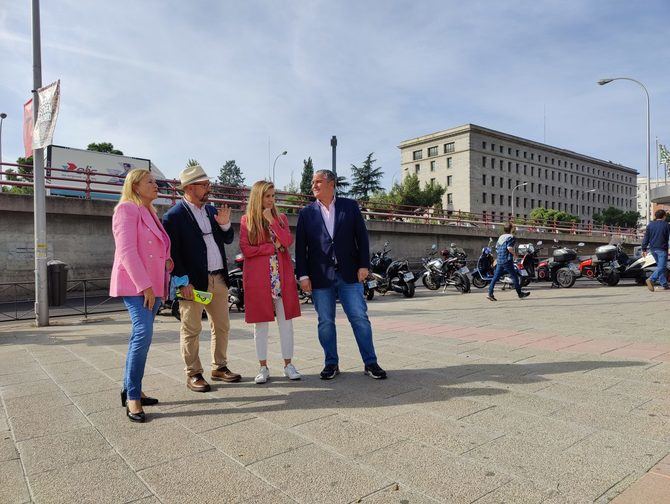 La delegada de Obras y Equipamientos, Paloma García Romero, acompañada de los concejales de Chamartín, Sonia Cea, y de Chamberí, Javier Ramírez, ha visitado esta mañana el puente de la calle Raimundo Fernández Villaverde.