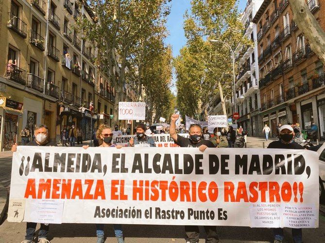 hoy, a las 11.00 horas, se reúnen en Sol en asamblea general los asociados a ElRastropuntoes, para tratar la última propuesta enviada por el Ayuntamiento de Madrid.