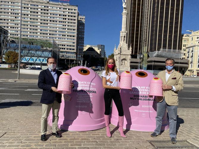 El delegado de Medio Ambiente y Movilidad, Borja Carabante, ha presentado esta mañana la campaña solidaria, acompañado del director de Marketing de Ecovidrio, Borja Martiarena, y de Sandra Ibarra.