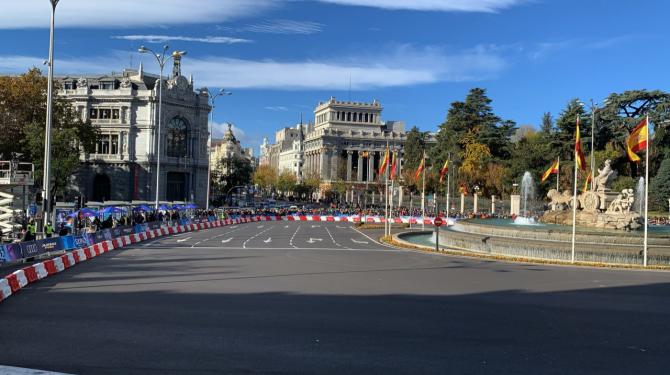 Cerca de 40.000 personas acompañan a Carlos Sainz en una exhibición en la plaza de Cibeles, para presentar su 'docuserie'