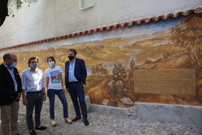 La muralla se sitúa hacia la mitad de la calle del Almendro, en un pequeño recinto ajardinado formado por dos parcelas municipales separadas de la vía pública por una valla. Tras esa valla de cerramiento, puede apreciarse un potente lienzo de la muralla cristiana de Madrid.