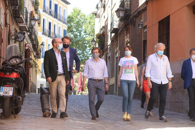 El Alcalde ha animado a los ciudadanos a visitar el distrito de Centro, en el que se está trabajando con todos los sectores para “darle el brillo y recuperar las visitas que se merece, para que vengan a una ciudad absolutamente segura”.