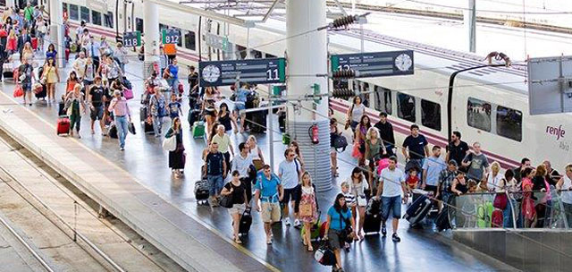 Para los niños menores de 14 años sin DNI, se ha creado, además, un abono recurrente para servicios de Media Distancia, que podrá ser adquirido en renfe.com o por la app de Renfe. 