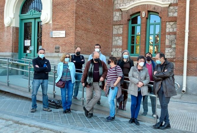 Representantes de la asociación vecinal y las AMPAs ante la Junta Municipal de Arganzuela.