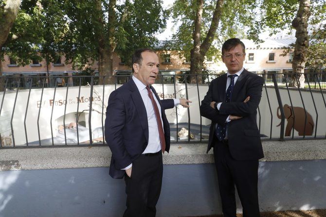 El delegado de Urbanismo, Medio Ambiente y Movilidad, Borja Carabante, ha visitado la instalación, acompañado por el concejal delegado de Limpieza y Zonas Verdes, José Antonio Martínez Páramo, para comprobar el resultado de las obras de rehabilitación que se han realizado durante mes y medio