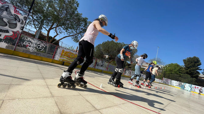 Esta instalación deportiva cuenta con una pista de patinaje y de hockey sobre patines, otra polideportiva de baloncesto y voleibol y zonas de calistenia y juegos infantiles.