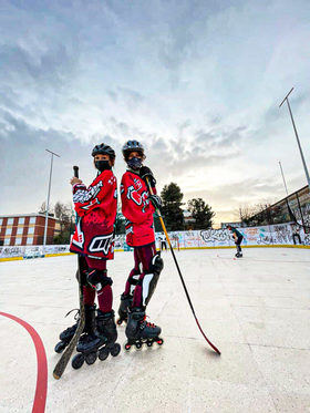 También impartirá entrenamiento de hockey en línea para adultos y escolares, 'freestyle slalom' (realización de figuras técnicas y artísticas entre conos) y 'rollerdance' (baile en patines).