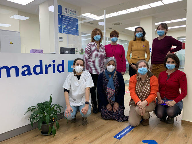 La Junta Municipal de Retiro nos cuenta la historia de 30 mujeres del distrito y de su comportamiento ejemplar durante la pandemia, a través de una exposición que se podrá visitar durante el mes de marzo. La muestra está compuesta por las fotografías de estas mujeres y los textos en los que se explica la labor desarrollada por cada una de ellas durante la crisis sanitaria.