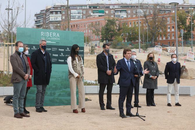 El alcalde de Madrid, José Luis Martínez-Almeida, ha participado hoy, junto con el presidente del Atlético de Madrid, Enrique Cerezo; y el presidente de la Junta de Compensación, Javier Rodríguez Heredia, en la presentación del proyecto Nuevo Mahou-Calderón tras la finalización de las obras de urbanización de la primera fase.