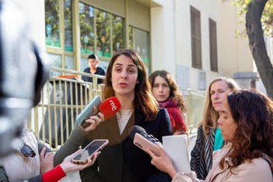 Desde la escuela Fernando El Católico y acompañada por las concejalas Lucía Lois y Sara Ladra en el día en el que se ha abierto el plazo de inscripción en las escuelas municipales, Rita Maestre ha alertado de que la 'falta endémica' de plazas en las escuelas infantiles municipales es una situación 'que se agrava cada año en Madrid'. 