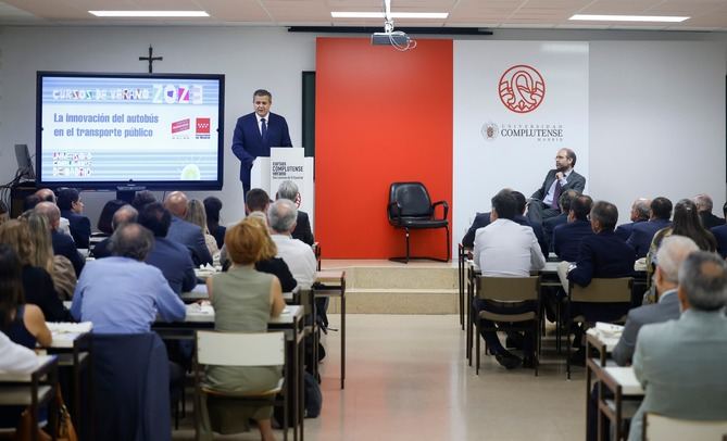 El consejero de Vivienda, Transportes e Infraestructuras, Jorge Rodrigo, durante la inauguración de la jornada Innovación en el transporte público: soluciones en autobuses de transporte público, que se desarrolla en el marco de los Cursos de Verano 2023 de la Universidad Complutense de Madrid.