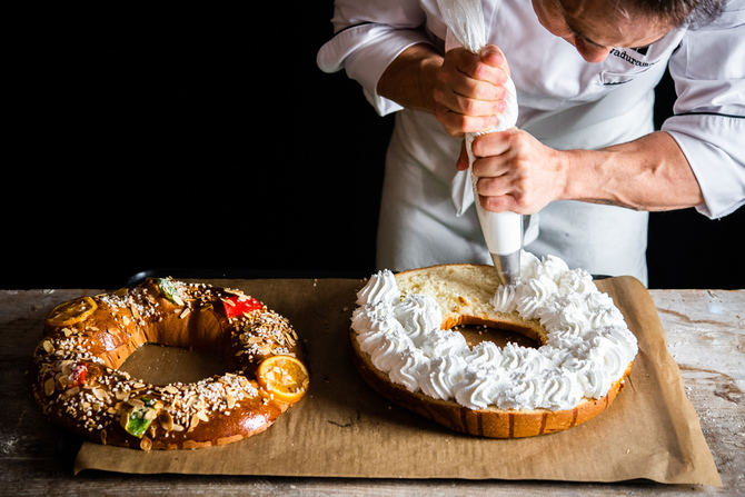 Relleno de nata o trufa, mojado en chocolate o simplemente tal cual, el roscón de Reyes es uno de los símbolos de las fiestas navideñas en nuestro país.