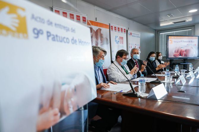 El consejero de Sanidad de la Comunidad de Madrid, Enrique Ruiz Escudero, ha asistido al acto de entrega del Patuco de Honor a cinco hospitales públicos de la región.