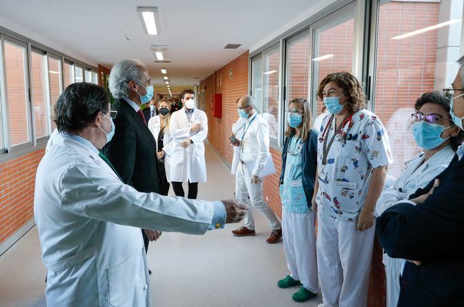 El presidente de la Sociedad Española de Neonatología, Manuel Sánchez Luna, junto a la presidenta de APREM, Concepción Gómez Esteban, han participado en la ceremonia, celebrada en el Hospital Severo Ochoa con motivo del Día Mundial de la Prematuridad.