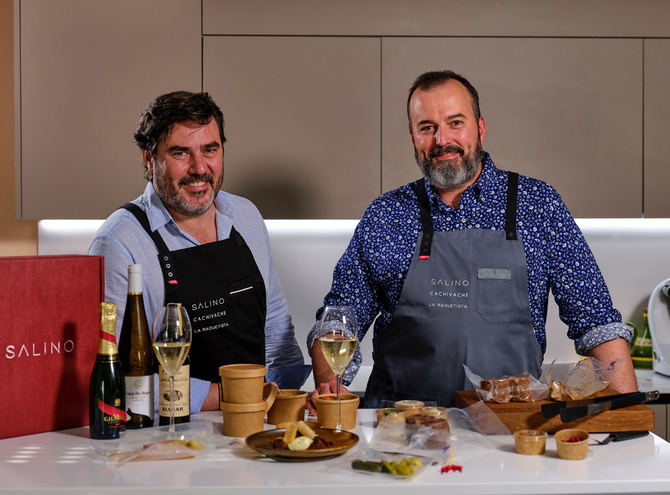 La primera de estas experiencias se llevará a cabo mañana, viernes 10 de julio, a las 20.00h. Será un estreno por todo lo alto porque, en esta ocasión, Javier y Paco se darán cita a través de Zoom para cocinar en directo con todos los que adquieran la caja.