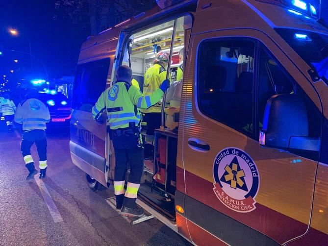 La pelea ha tenido lugar en la madrugada de este sábado en los bajos de Azca, en el distrito de Tetuán, donde Samur-PC ha atendido a siete hombres de entre 18 y 45 años, de los que tres han sido trasladados al hospital.