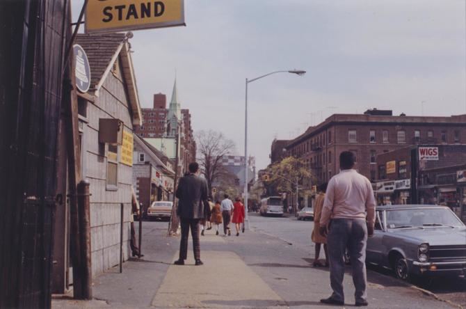 Stephen Shore, Queens, Nueva York, marzo de 1972. Crédito de la imagen: Stephen Shore.