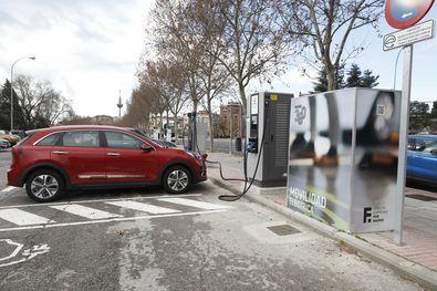 La Estrategia de Sostenibilidad Ambiental Madrid 360 recoge una serie de actuaciones para la electrificación de la ciudad. En la imagen, la electrolinera inaugurada en 2023, en el distrito de Salamanca, en el entorno de la plaza de toros de Las Ventas.