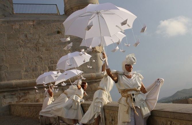 El próximo domingo, 19 de mayo, 21Distritos trae la singular actividad 'Lluvia de palabras', una propuesta gratuita de 'arte de calle' para todos los públicos en el parque Eva Duarte del distrito de Salamanca. 