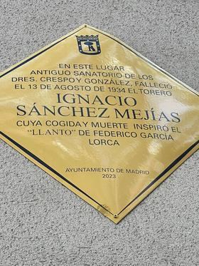 La colocación de esta placa responde a la petición de la Asociación Cultural Minotauro, como homenaje y recuerdo al torero.