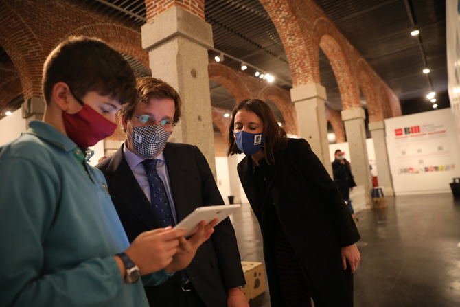 El alcalde de Madrid, José Luis Martínez-Almeida, acompañado por la delegada del Área de Cultura, Turismo y Deporte, Andrea Levy, ha inaugurado el Salón del Libro Infantil y Juvenil.