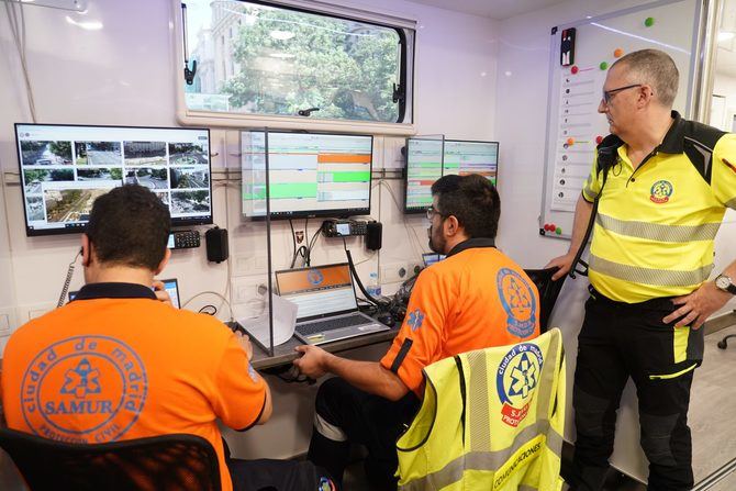 Más de 650 agentes de Policía Municipal y 250 sanitarios del Samur están movilizados a lo largo de todo el recorrido, en distintos puestos avanzados, para dar cobertura y que todo se desarrolle con la máxima normalidad.