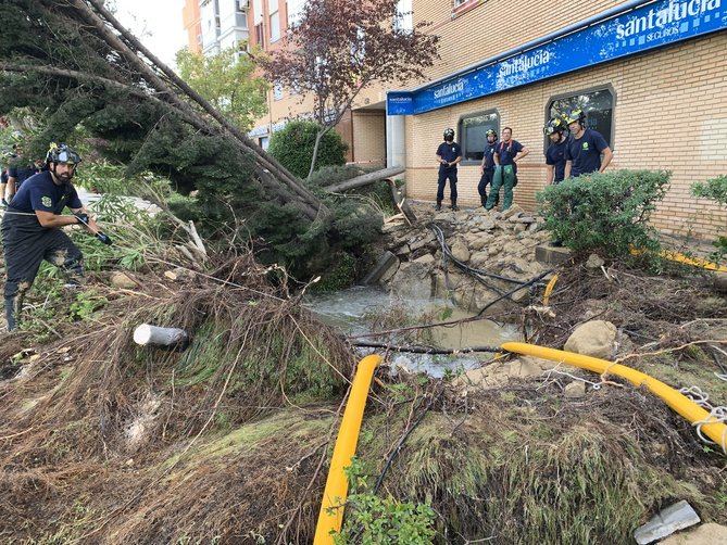 La rotura de una tubería del Canal origina un socavón y lavado de tierras en San Blas