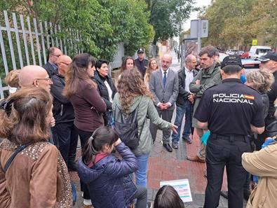 Francisco Martín ha visitado la zona del Parque Paraíso con asociaciones de vecinos y vecinas, el presidente de la FRAVM y representantes políticos del distrito. El delegado ha estado acompañado por el Jefe Superior de Policía Nacional de Madrid, Manuel Soto, y el comisario del distrito de San Blas.