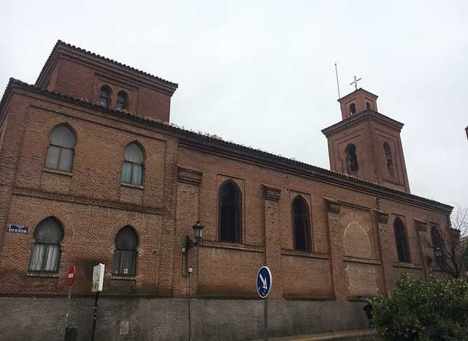 La Parroquia de San Matías fue erigida en 1877 en sustitución del templo original que se había derrumbado en la década de 1850. El proyecto final del edificio fue presentado por el arquitecto Enrique María Repullés en ladrillo y ha sido considerada como uno de los primeros ejemplos del movimiento arquitectónico neomudéjar.