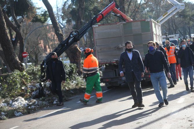 El alcalde de Madrid, José Luis Martínez-Almeida, acompañado del delegado de Medio Ambiente y Movilidad, Borja Carabante, durante su recorrido por Arturo Soria, una de las calles más afectadas por la caída de árboles.