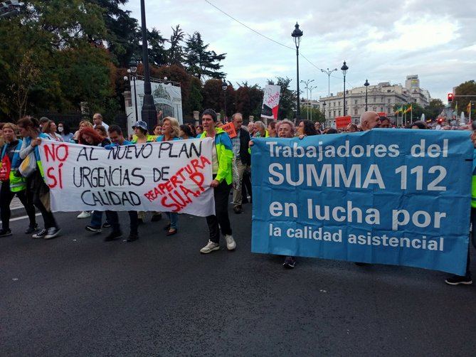 Bajo el lema 'Por una Sanidad madrileña pública, universal y de calidad', los manifestantes se han congregado en la plaza de Neptuno y han recorrido las calles de la capital hasta llegar a la zona de Sevilla.