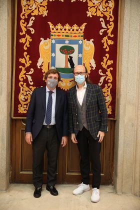 El alcalde de Madrid, José Luis Martínez-Almeida, junto al director y actor, Santiago Segura, pregonero de las fiestas de San Isidro 2021, en la Casa de la Villa.