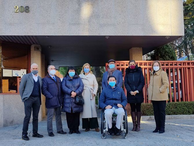 La delegada de Obras y Equipamientos, Paloma García Romero, acompañada del segundo teniente de alcalde, Borja Fanjul; la concejala de Chamartín, Sonia Cea, y de varios representantes de la Organización Nacional de Ciegos (ONCE) ha visitado las obras de mejora de la accesibilidad en el entorno del Centro Deportivo y Cultural de la ONCE, situado en el número 208 del paseo de la Habana. 