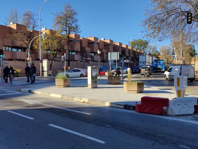 Mediante estas actuaciones, se eliminan barreras arquitectónicas y aumenta la seguridad y comodidad de los peatones.