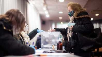 Mascarillas, gel y agentes COVID