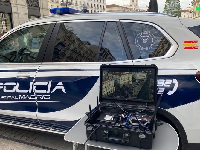 El aforo en la puerta del Sol se ha fijado en 7.500 personas, que accederán a la plaza tras superar dos filtros, con agentes de Policía Municipal y de Policía Nacional –con el apoyo de SAMUR-Protección Civil y de los drones de la Sección de Apoyo Aéreo– para contar a los asistentes y evitar la introducción de elementos peligrosos.