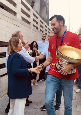 La selección española recibe el cariño de la afición en el Wizink Center de Madrid por su cuarto Eurobasket