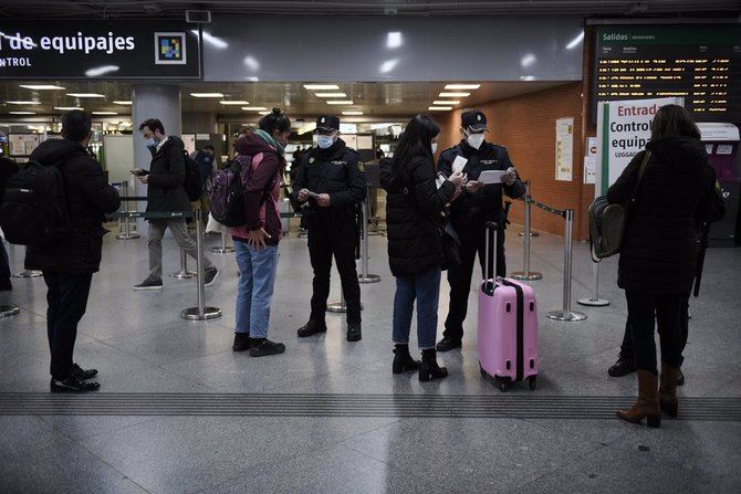 Está previsto que se movilicen 3.928 agentes de la Guardia Civil, de los que 867 trabajarán en la Sierra para evitar así aglomeraciones, 1.641 en el aeropuerto Adolfo Suárez Madrid Barajas, en labores de seguridad y control de accesos, y 1.430 agentes de Tráfico para controles de movilidad. 