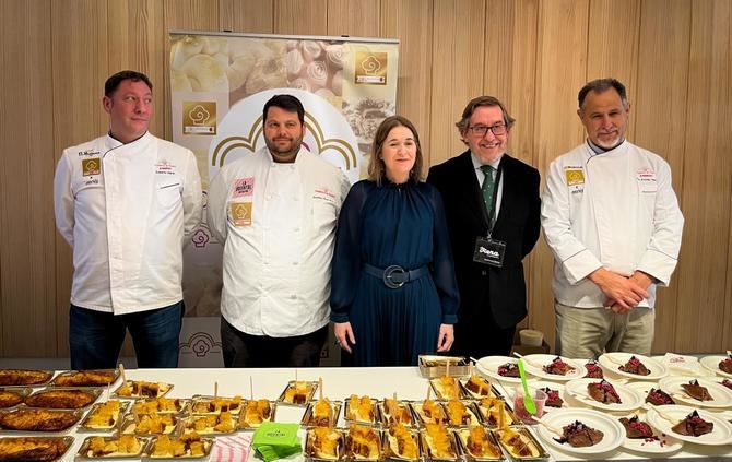 La torrija de corte tradicional, principalmente de leche, es la que más se consume y vende en las pastelerías artesanas. En la imagen, la consejera de Cultura, Turismo y Deporte, Marta Rivera de la Cruz, en la presentación de la programación de Semana Santa 2023.