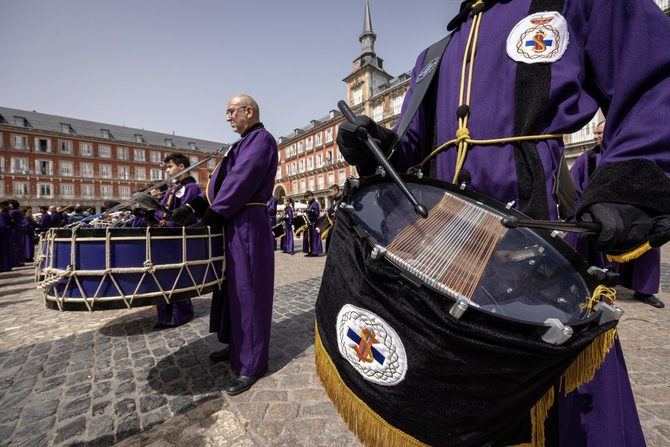 El domingo 31 de marzo, de 13.00 a 14.00 horas, tendrá lugar la tradicional tamborrada de Resurrección, en la plaza Mayor. El recorrido será por la Iglesia de Las Calatravas, calle de Alcalá, puerta del Sol, calle Mayor y plaza Mayor.