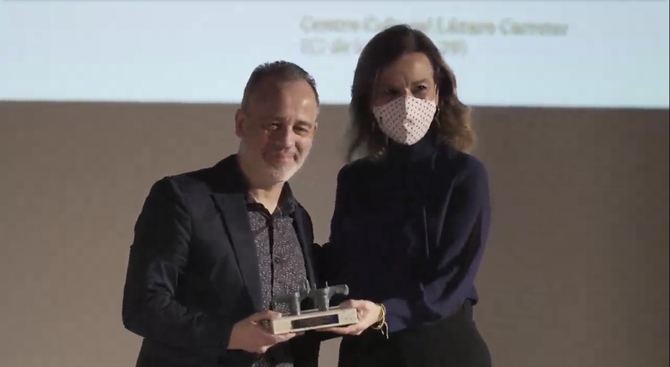 Almudena Maíllo, quien ha hecho entrega del premio Puente de Toledo al actor Javier Gutiérrez, padrino este año de la cita, por su dilatada y prestigiosa carrera profesional.